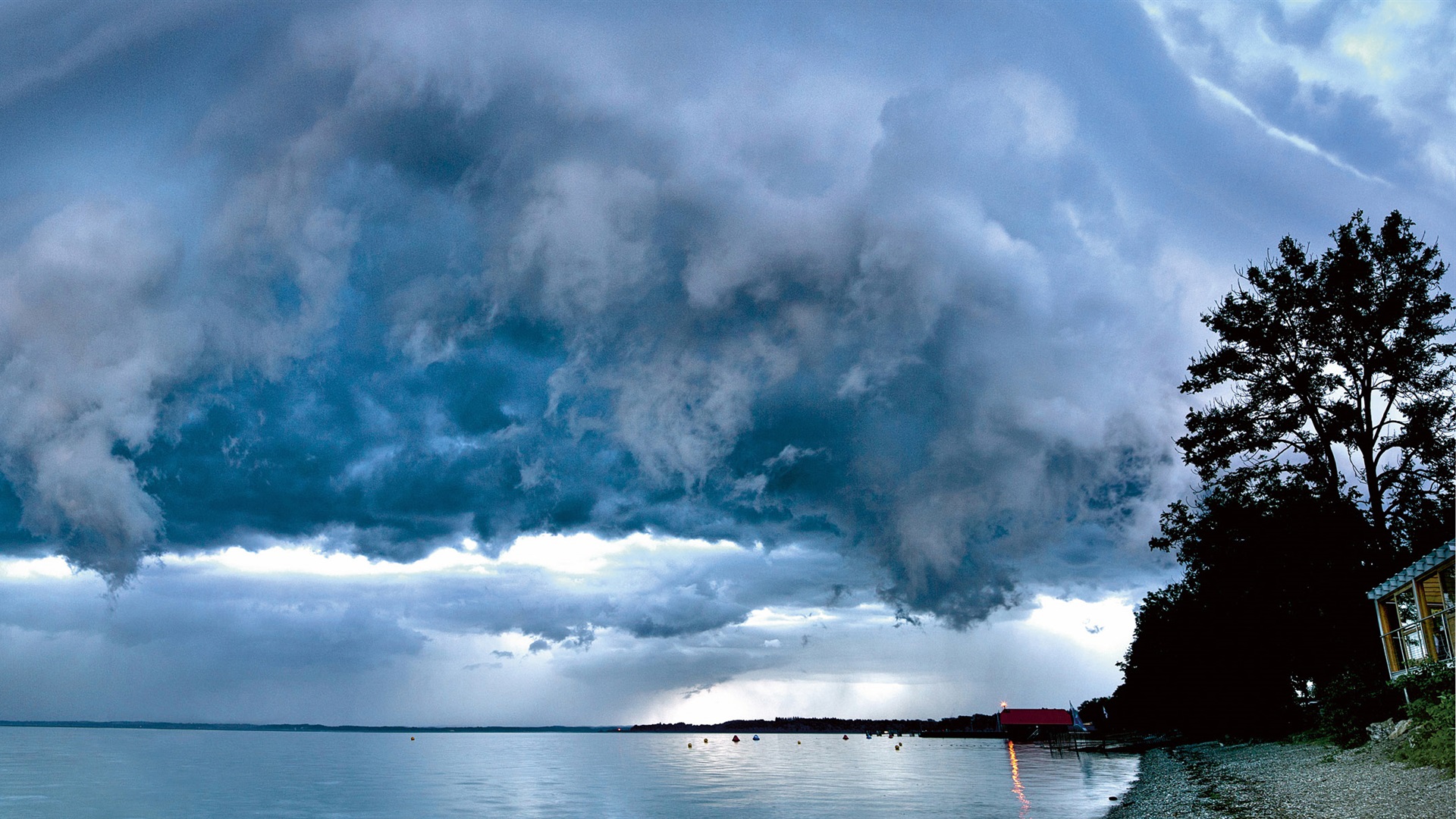 Chiemsee-lake-thick-clouds-Upper-Bavaria-Germany_1920x1080.jpg