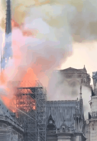 파리 노트르담 대성당에 화재..'지붕 완전 붕괴'2.gif