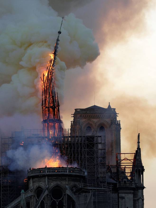 파리 노트르담 대성당에 화재..'지붕 완전 붕괴'3.jpg