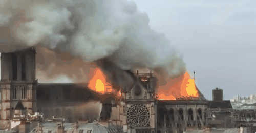 파리 노트르담 대성당에 화재..'지붕 완전 붕괴'1.gif