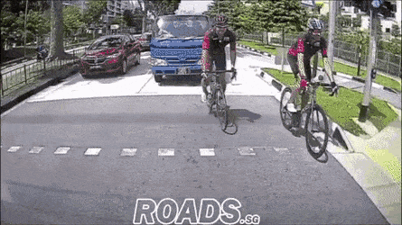 트럭 vs 자전거.gif