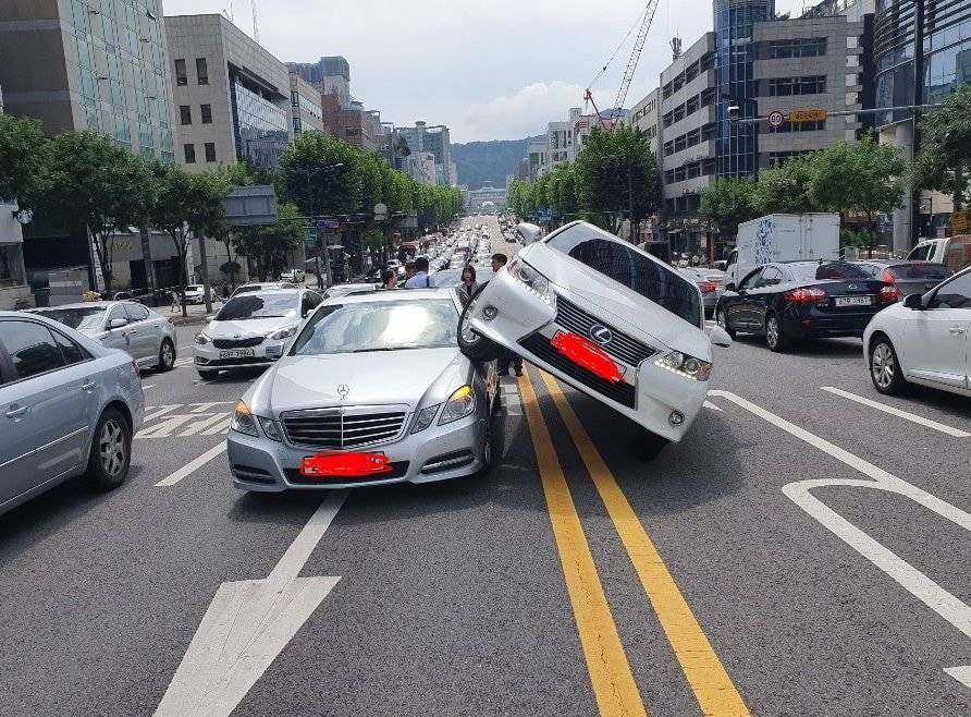 강남에서 일어난 의문의 교통사고1.jpg