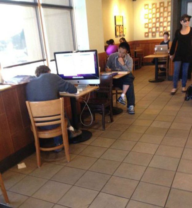 아직도 카페에 노트북 들고와서 자리차지하는 애들 있냐.jpg