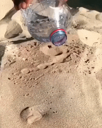 뜨거운 모래 위에 물을 부으면..gif