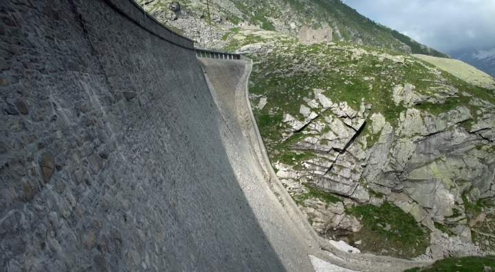 인간이 만든 댐을 타고 다니는 동물-3.jpg