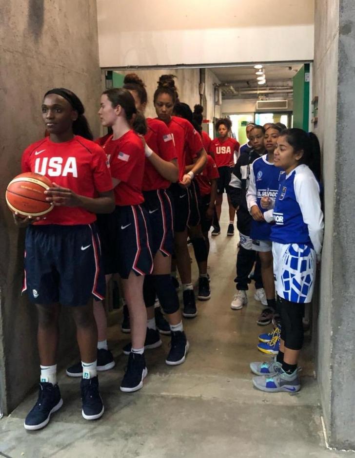 미국 여자 농구팀 vs 엘살바도르 팀.jpg