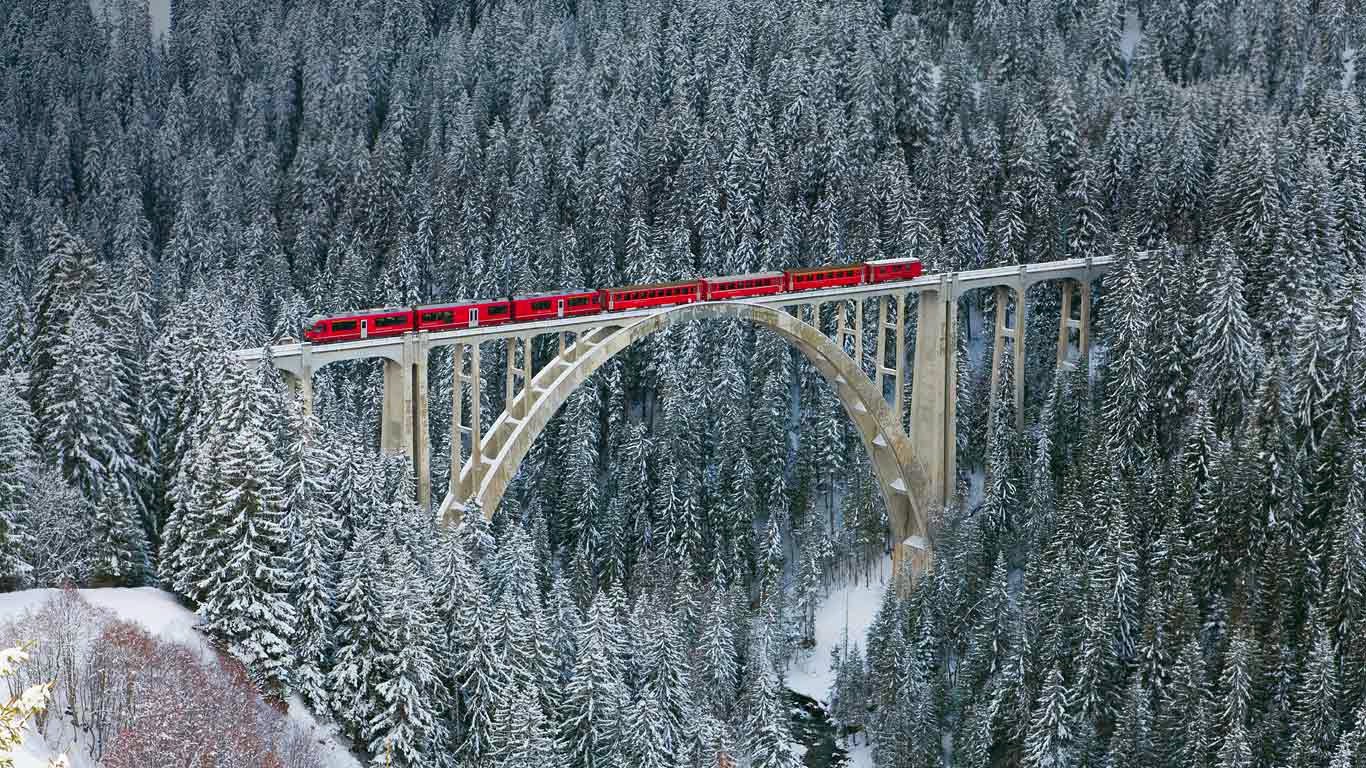 Rhaetian railway passing through Langwieser Viaduct bridge, Switzerland 20130102.jpg