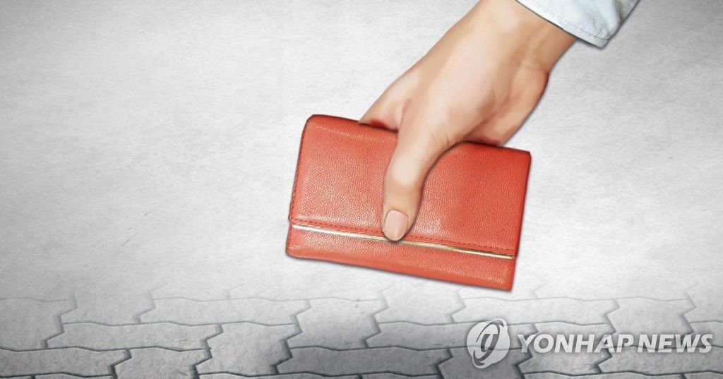 베트남 현지 가이드 돈 훔쳐 도박에 날린 韓관광객 2명 체포1.jpg