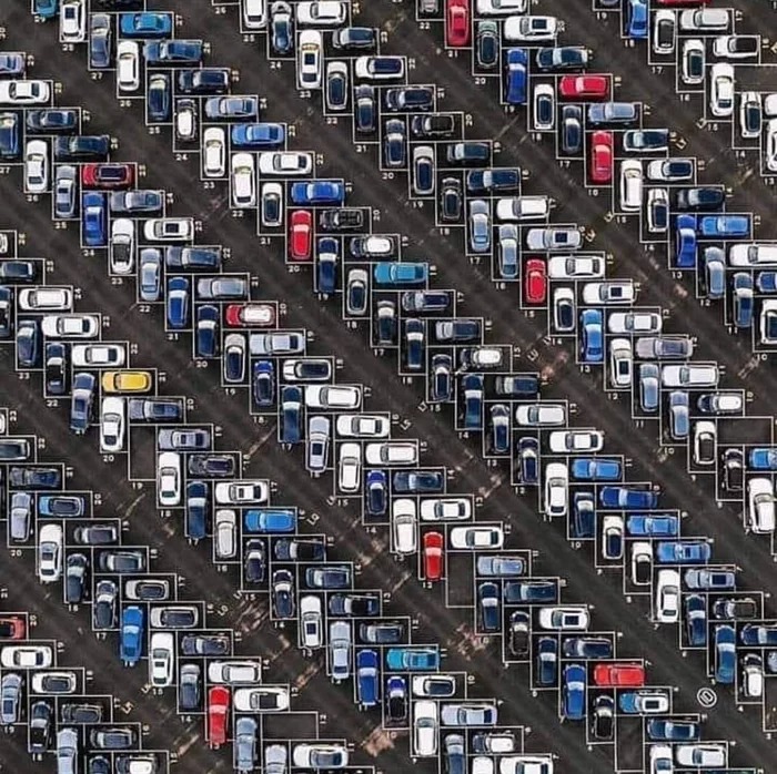독일의 흔한 주차장 풍경.jpg