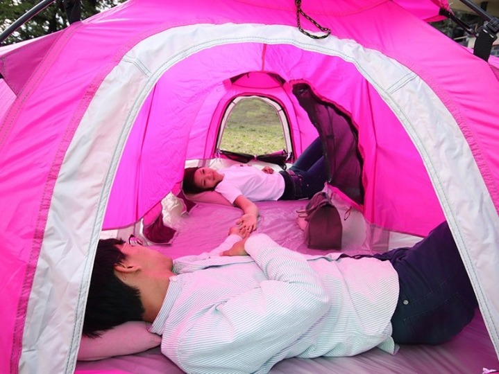손만 잡고 자는 텐트3.jpg