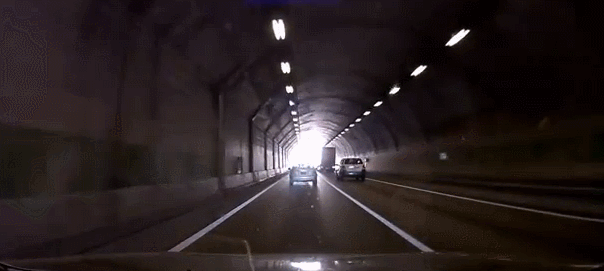 터널지나갈때 신경써야될 구간.gif
