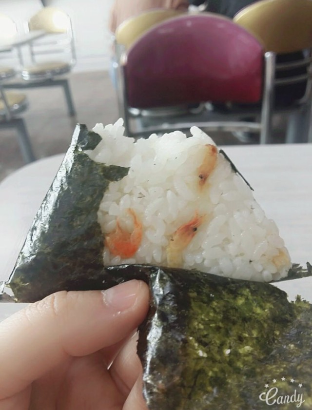 욕먹고 있는 새우 볶음 삼각김밥.png