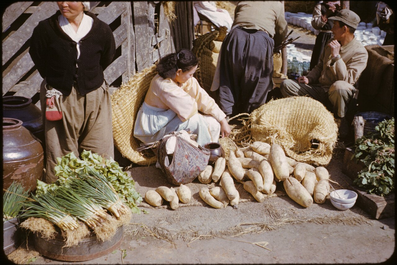 1952년 부산 범일동 시장 컬러사진1.jpg