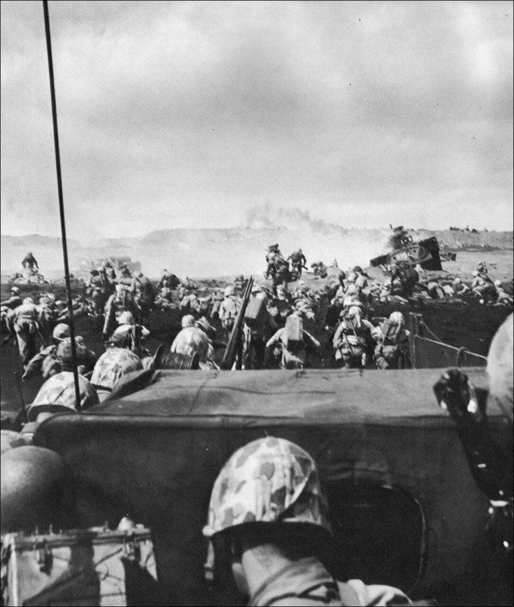 1945년 2월 19일, 이오지마 상륙을 앞둔 미 해병 4연대 2.jpg